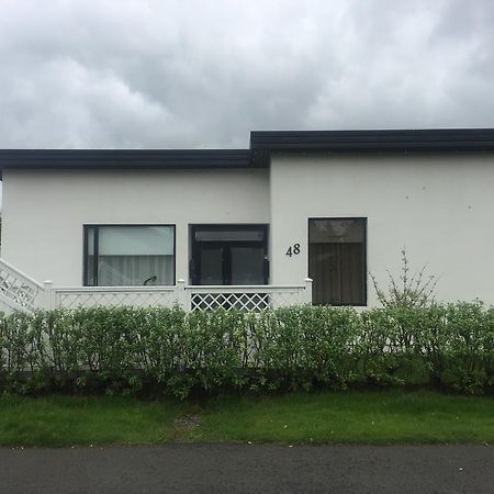 Hvita Husith, Kirkjubraut 48 Appartement Höfn Buitenkant foto