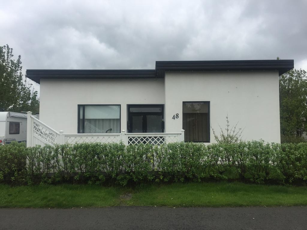 Hvita Husith, Kirkjubraut 48 Appartement Höfn Buitenkant foto